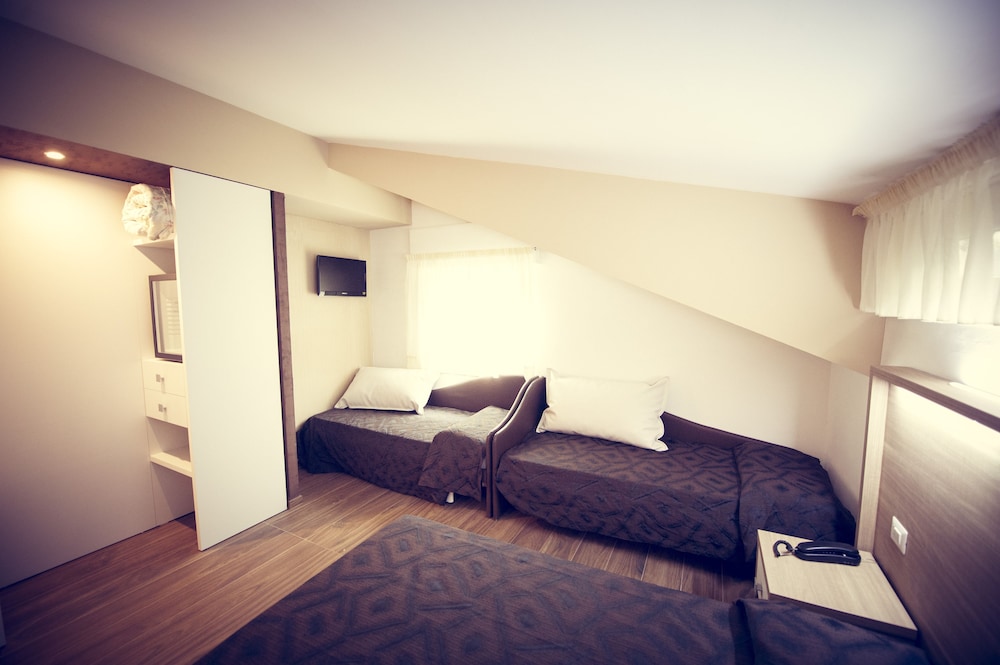 Quadruple Room - Photo 17
