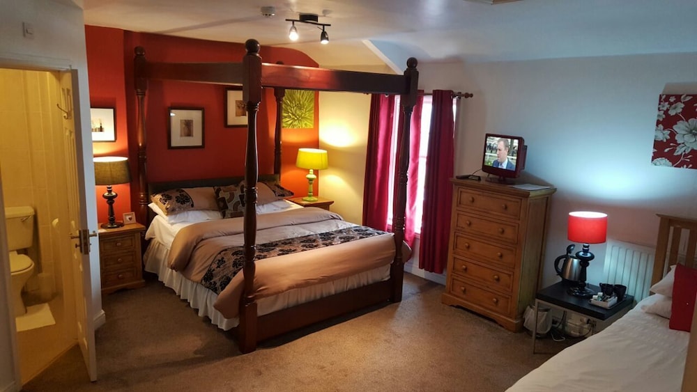 Quadruple Room (Four Poster)