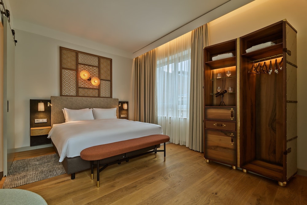 Suite, 1 King Bed with Sofa bed - Photo 4