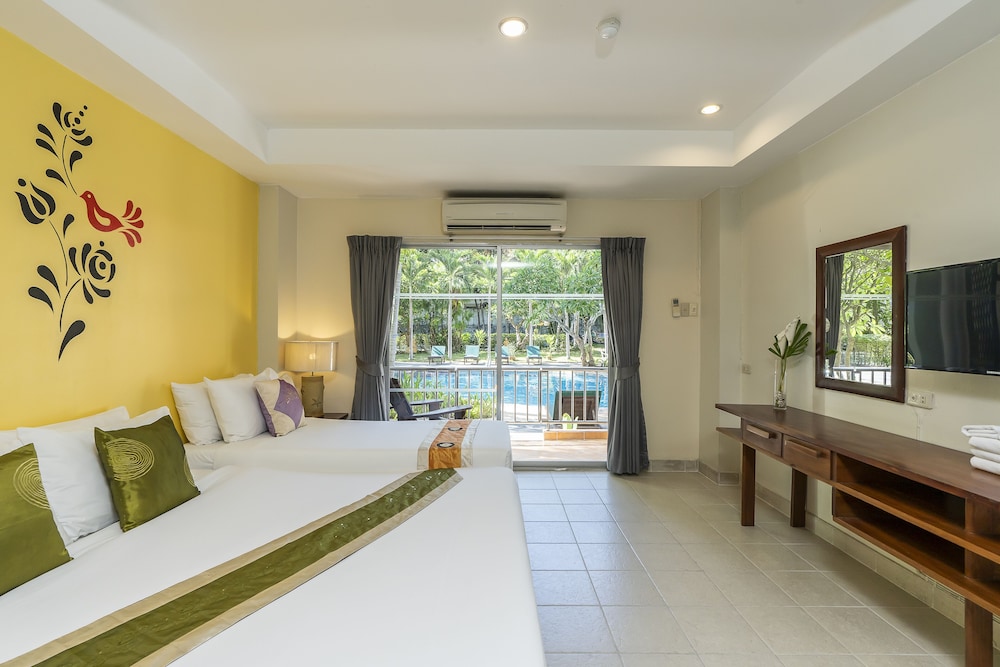Standard Triple Room (Pool Access) - Photo 3