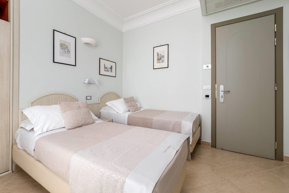 Room, Multiple Beds, Non Smoking - Photo 2