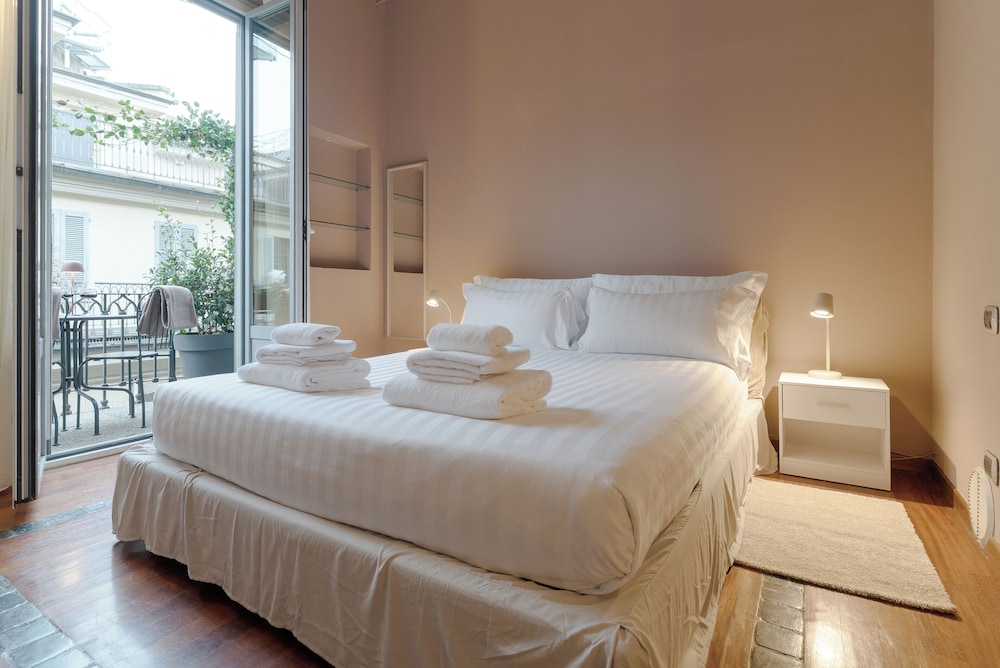 One-bedroom apartment, Passagio Duomo 2