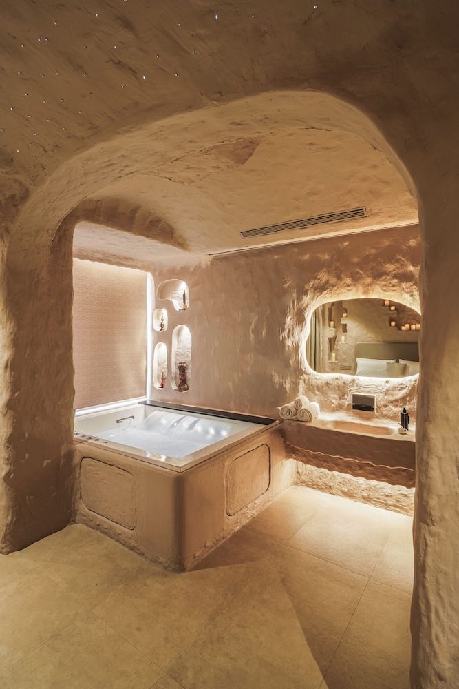 Cave Room with Grand Jacuzzi - Photo 4