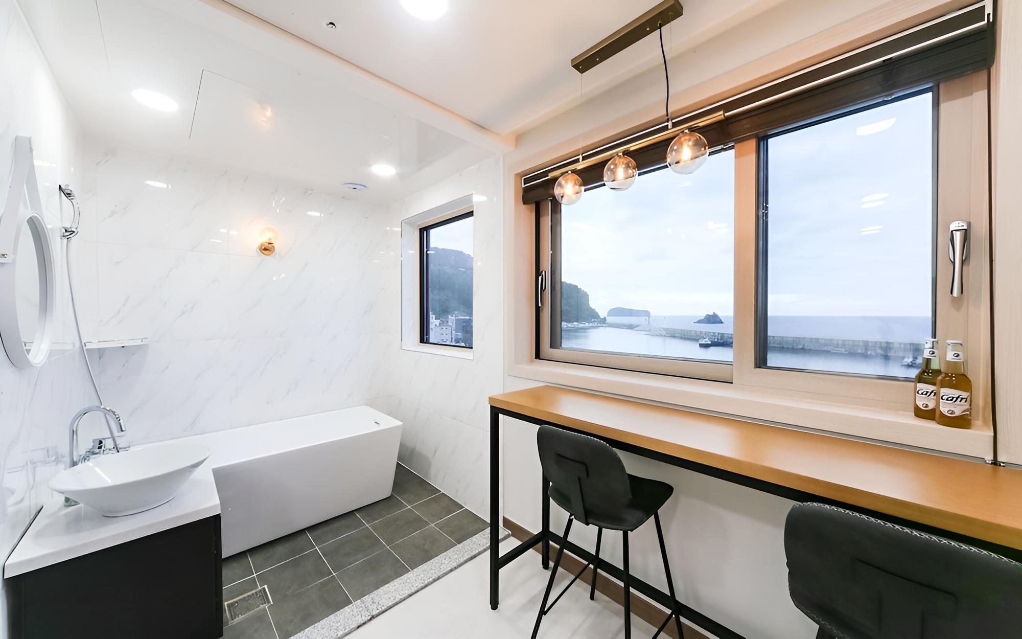 Room (VIP view (queen bed + queen bed) (BAR) photo 3