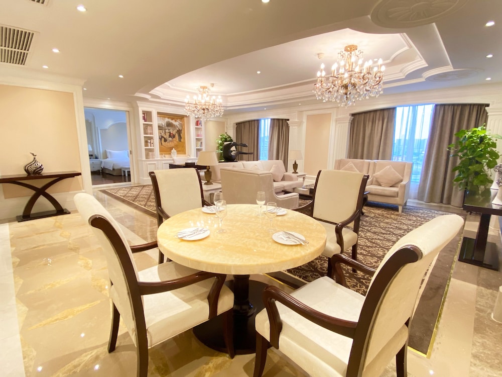 Suite, 1 King Bed (Living, Dining, Meeting) - Photo 6