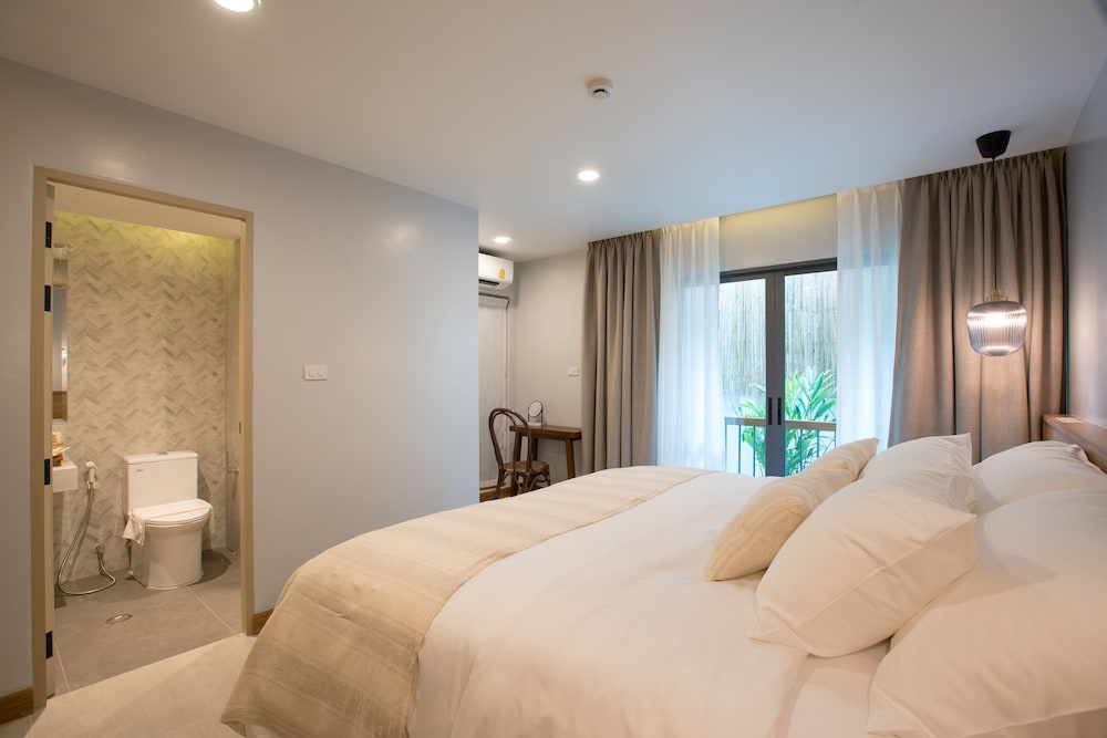 EXECUTIVE SUITE - Photo 2