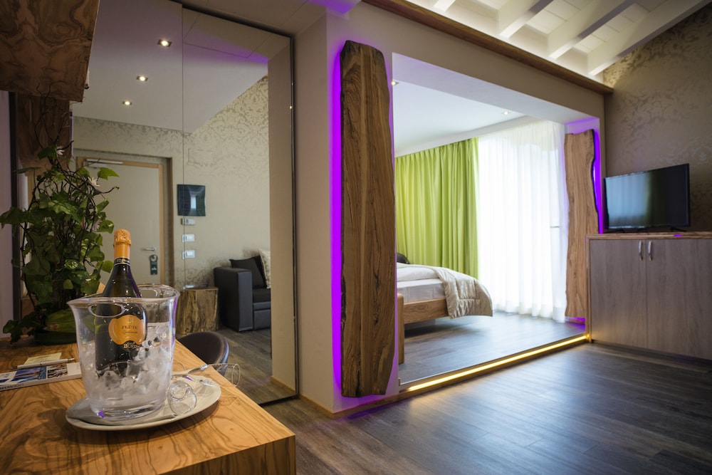 Basic Suite, 1 Queen Bed with Sofa bed, Terrace photo 2
