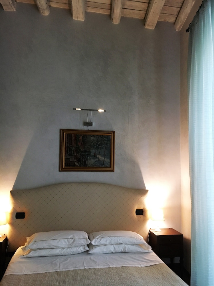 Standard Double Room - Photo 7