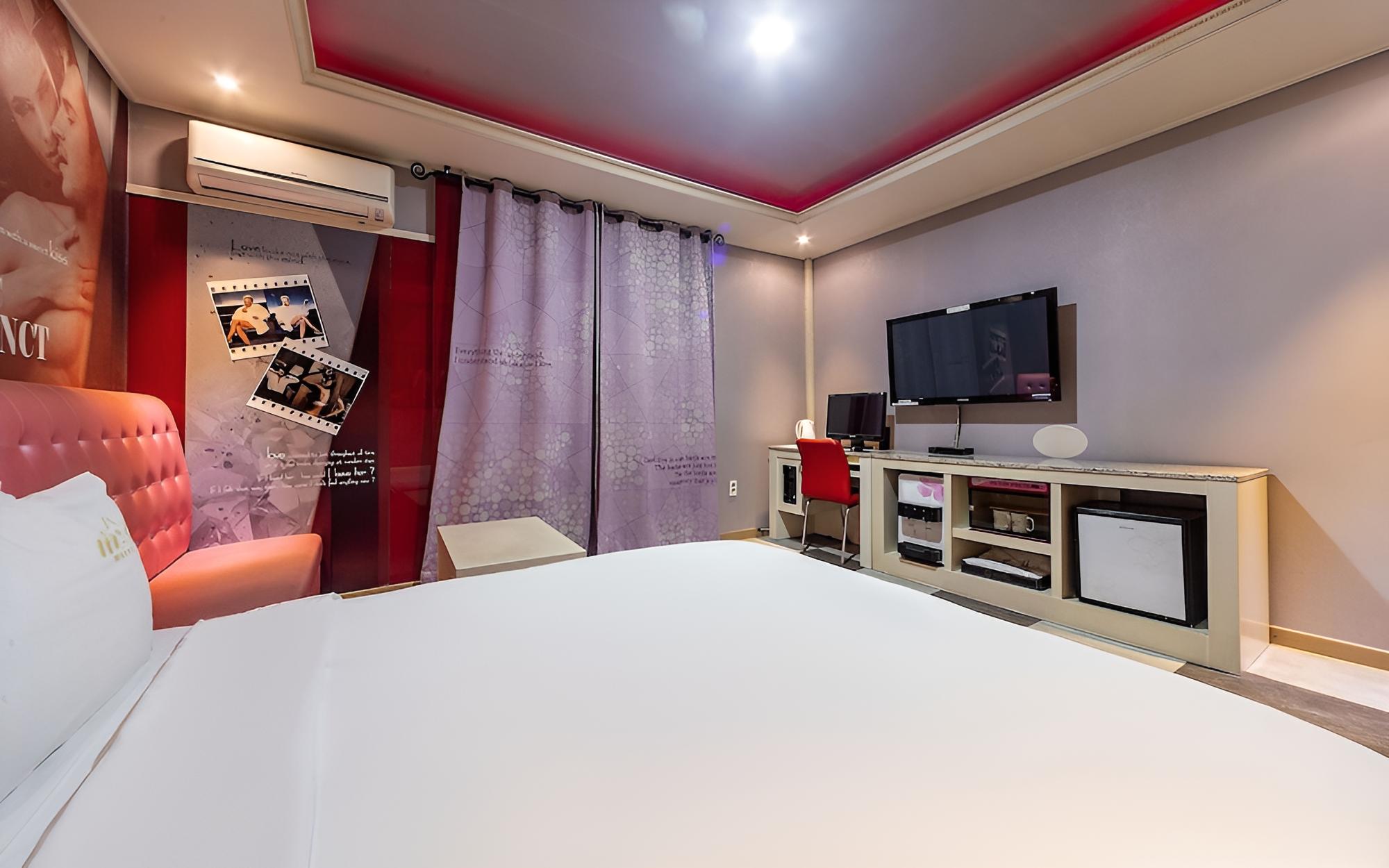 Room (Standard room (Netflix available)) photo 2