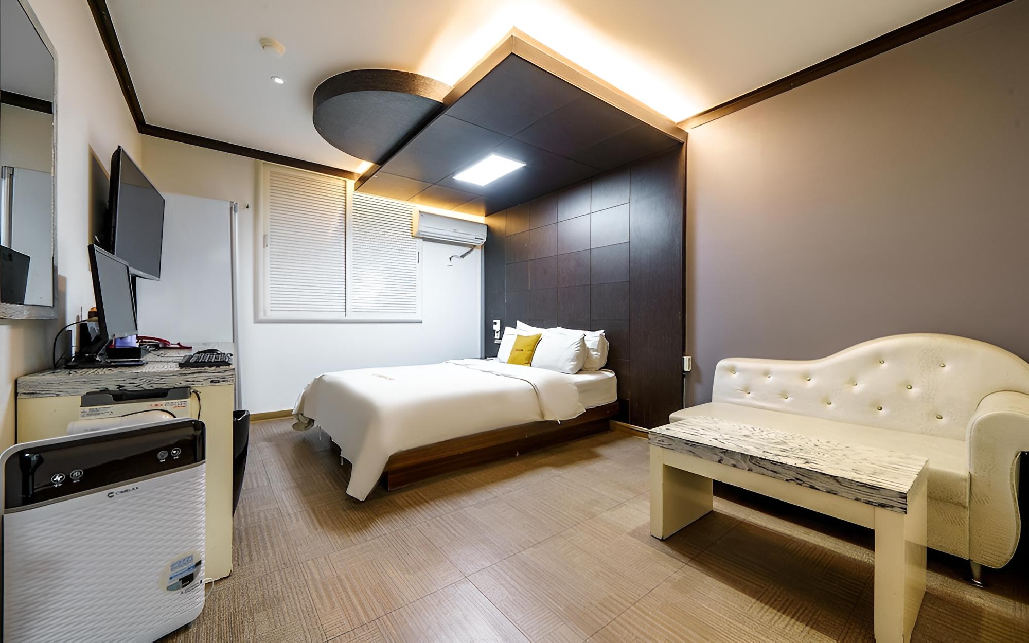 Room (Standard Room - Air Purifier (Netflix) - Photo 3