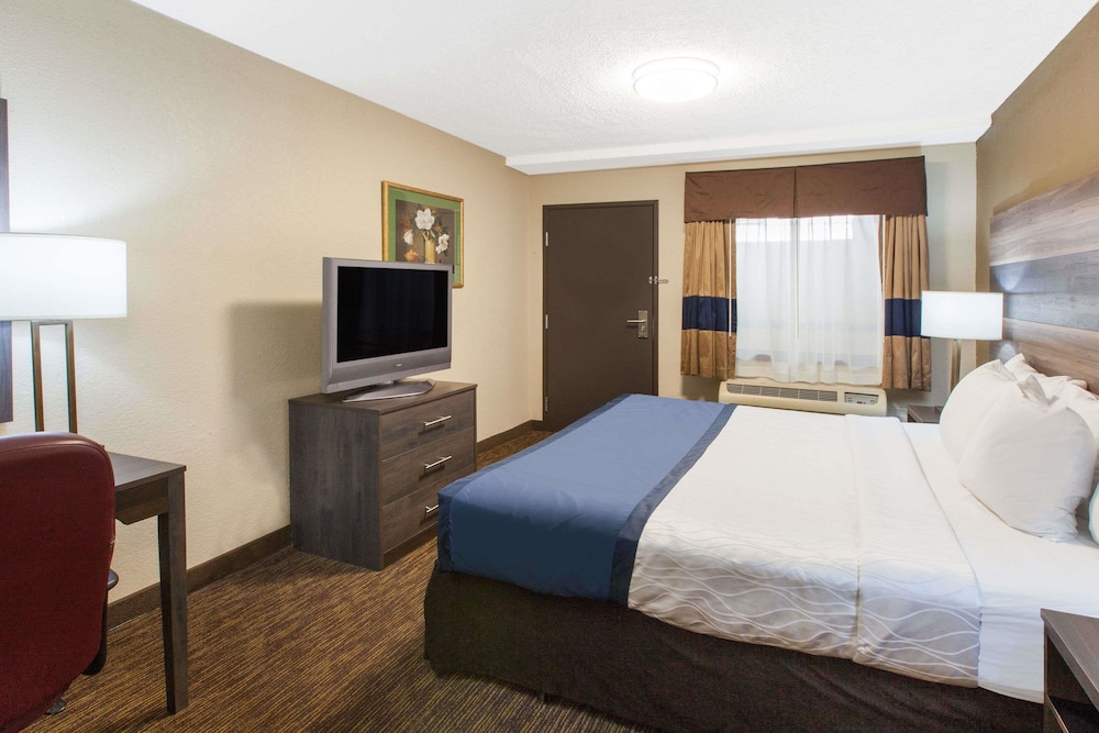 Room, 1 King Bed, Non Smoking - Photo 2