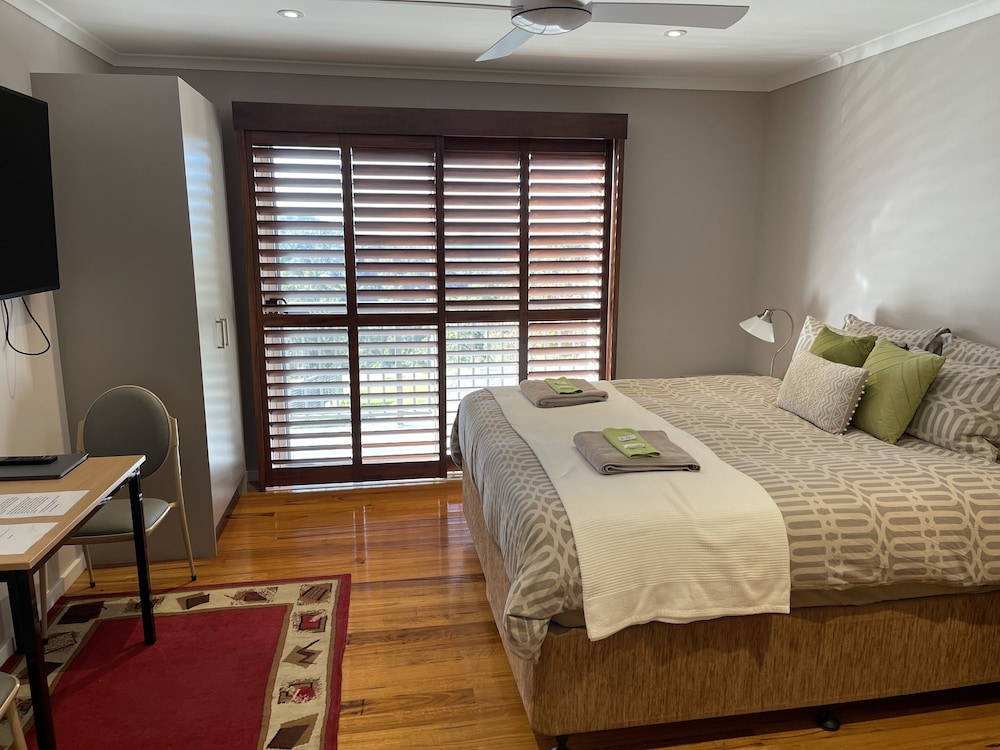 Premium King Room - Photo 3