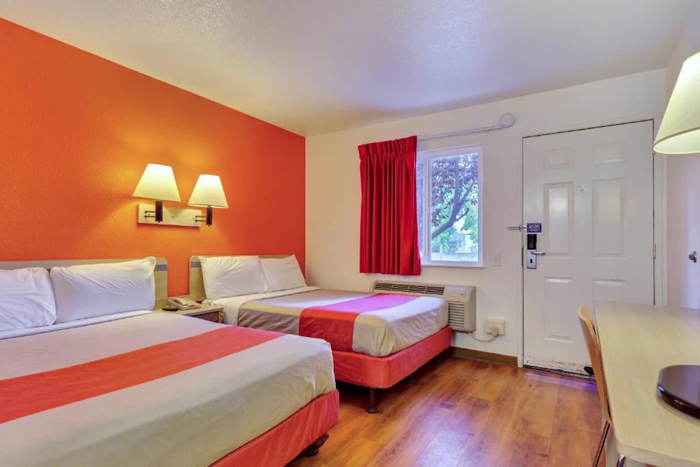 Standard Room, 2 Double Beds, Non Smoking, Refrigerator & Microwave photo 2