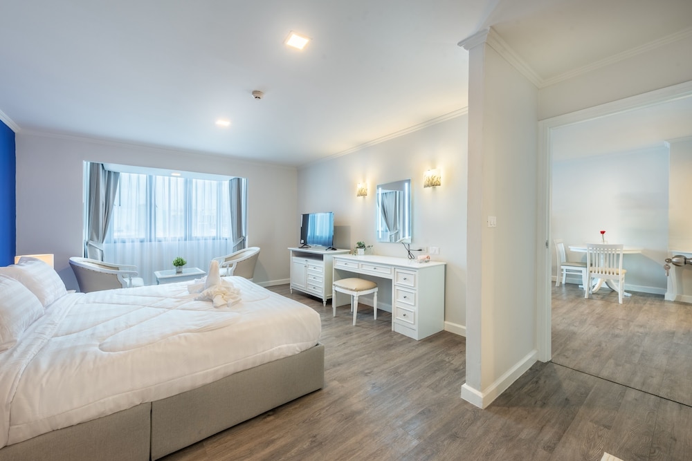 Deluxe Apartment, City View photo 2