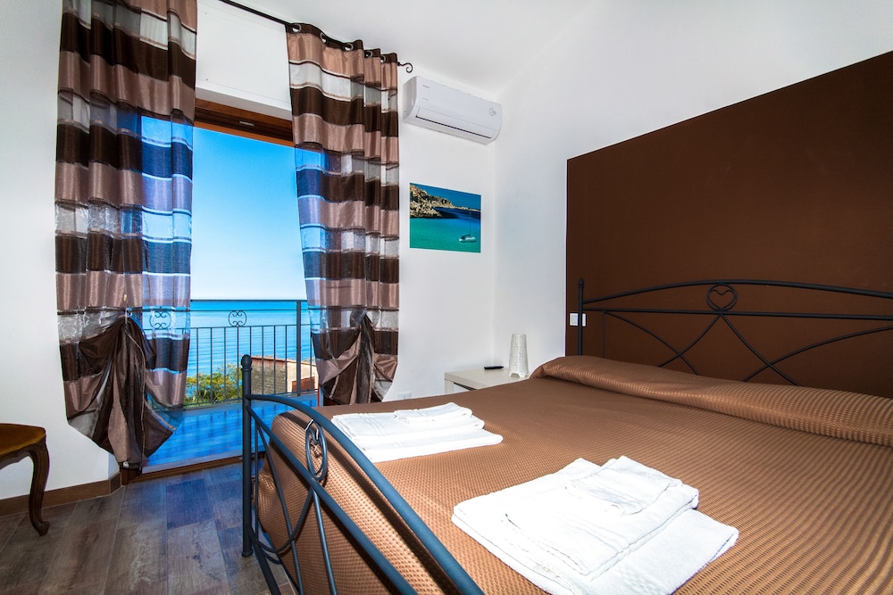 Quadruple Room, Balcony, Sea View photo 3
