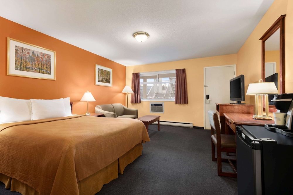 Standard Room, 1 Queen Bed - Photo 1