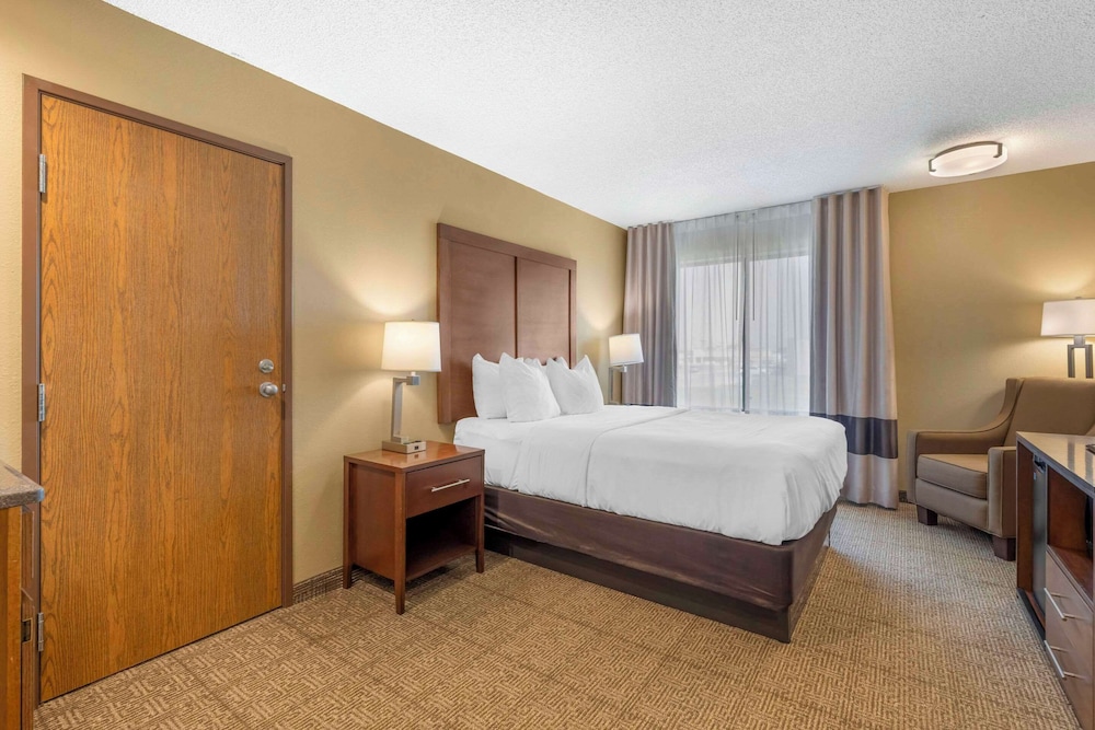 Suite, 1 king bed with queen bed photo 2