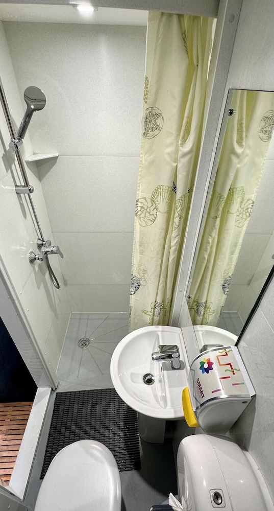 1 bed in a 12 Bed Mixed Dormitory Ensuite photo 2