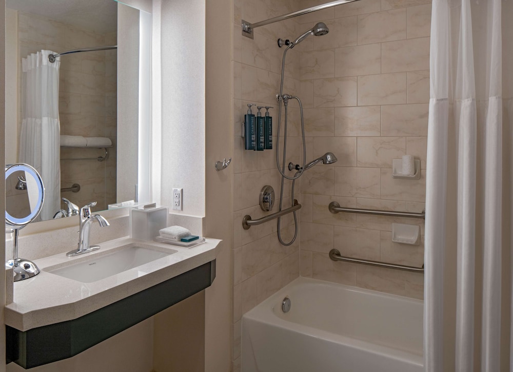 Room, 2 Queen Beds, Accessible, Bathtub (Hearing) - Photo 5