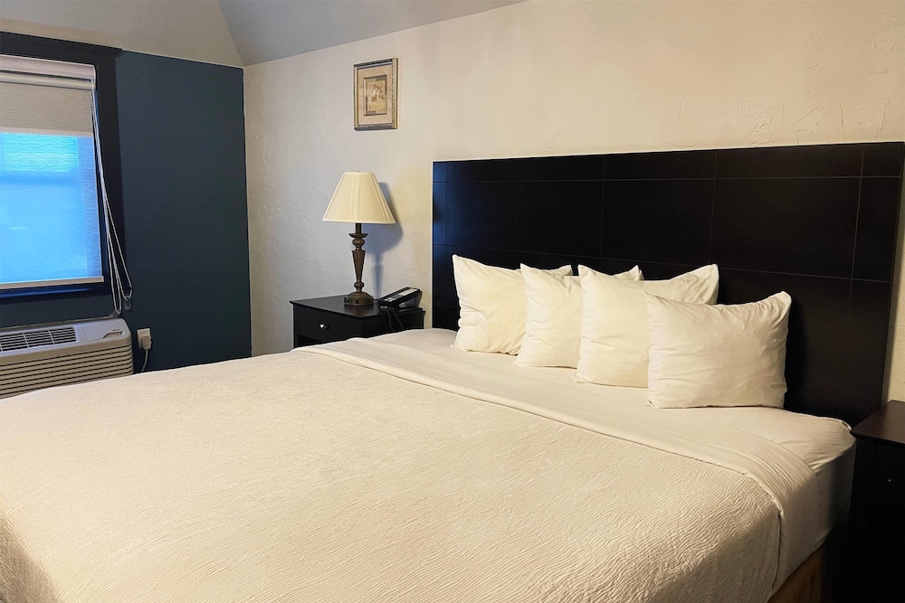 Studio Suite, 1 King Bed, Non Smoking - Photo 2