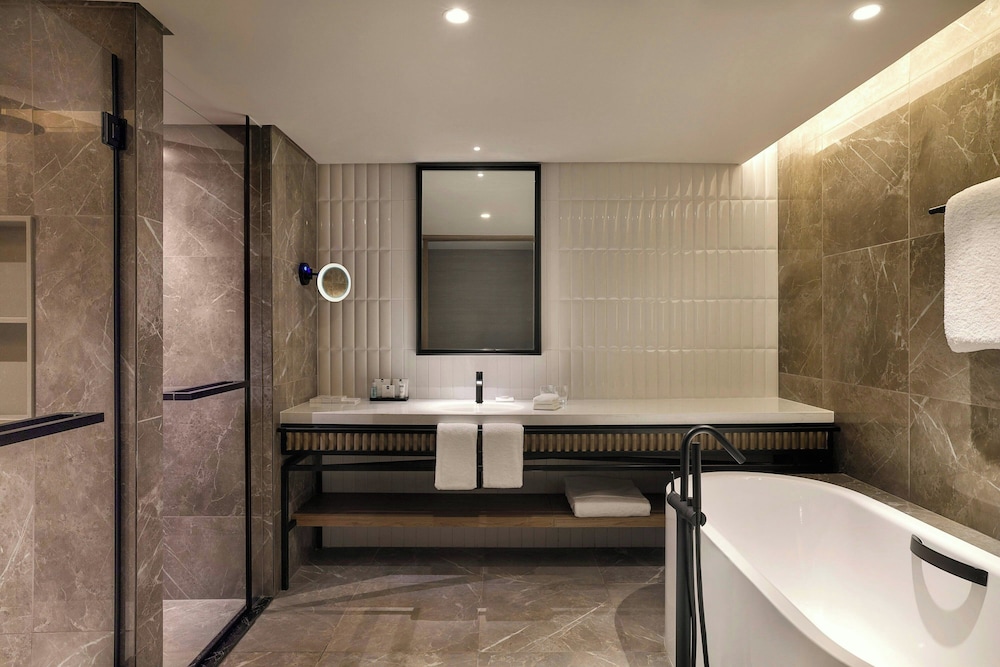 Club Suite, 1 King Bed, City View - Photo 7