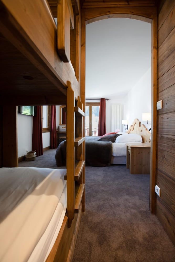 Junior Room, Connecting Rooms