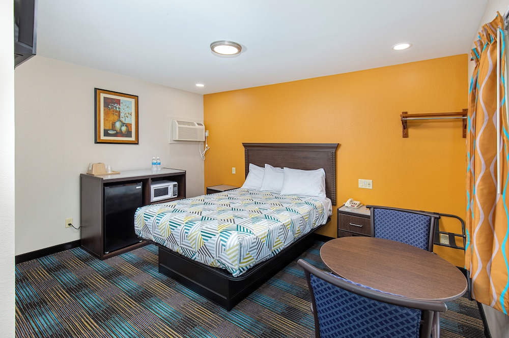Standard Room, 1 Queen Bed, Smoking photo 1