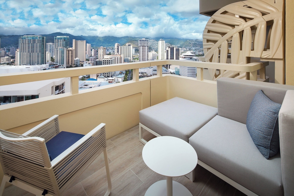 Room, 1 King Bed, Mobility Accessible, City View (Bathtub)