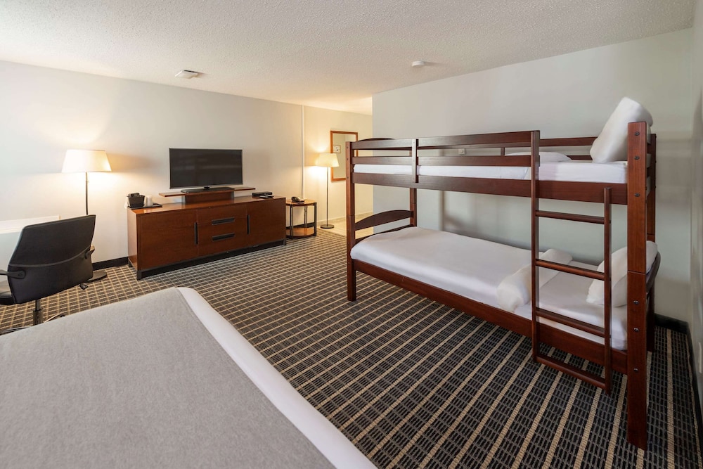 Suite, Multiple Beds, Non Smoking - Photo 1