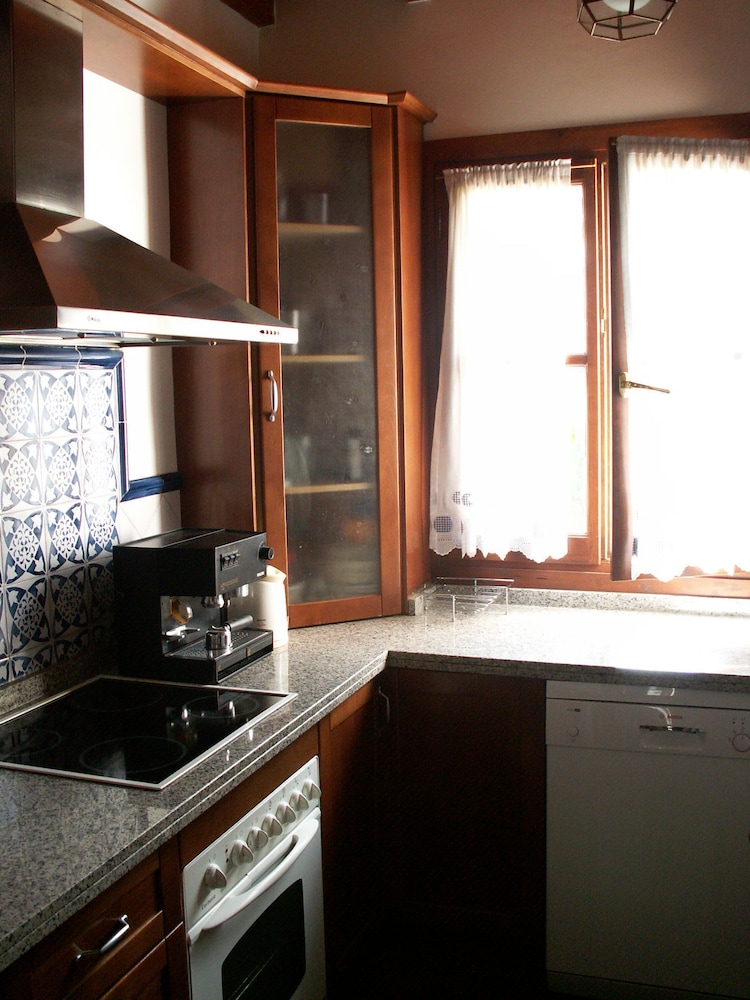 Two Bedroom Apartment with Private Bathroom and kitchen photo 3
