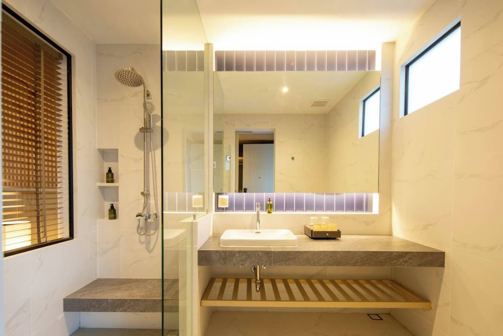 Deluxe Pool Access - Double - Photo 6