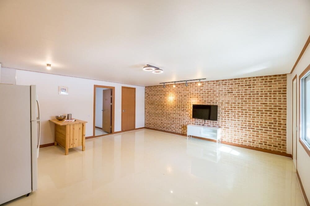 Room (Byulgwan-dong K room)