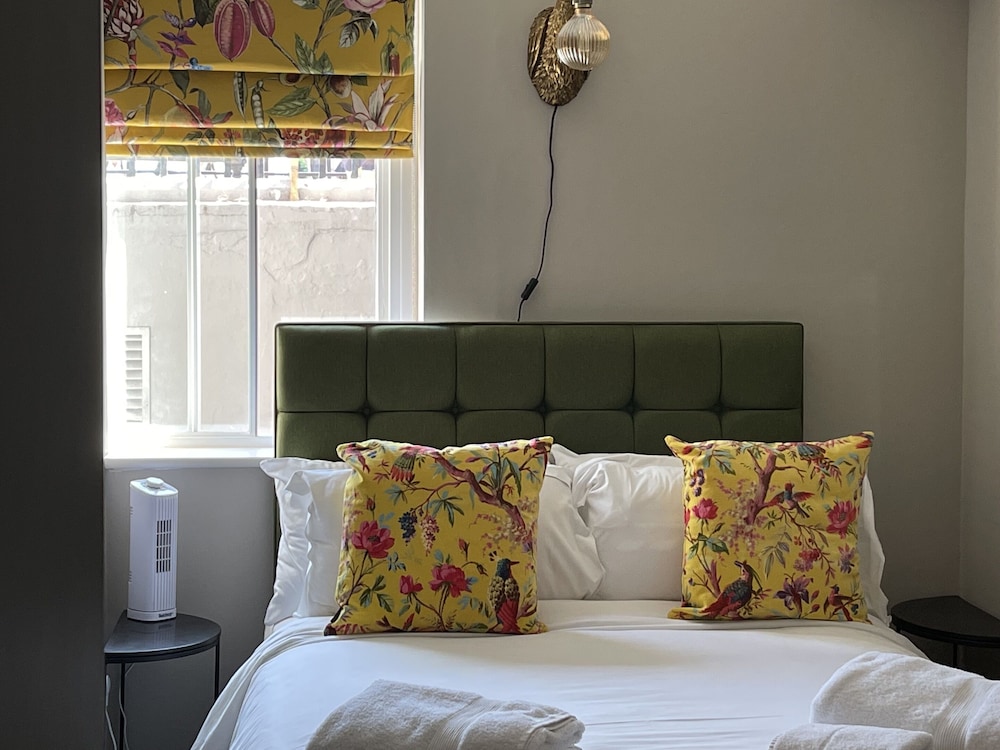 Basic Double Room, Ensuite (Call Hotel)