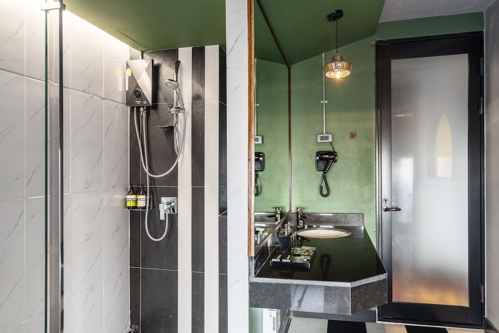 Deluxe Plus Room with Bathtub photo 3