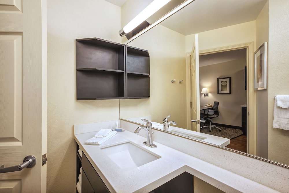 Suite, 1 Bedroom (1 Qn, Sofa Bed, Addl Lvng Area) - Photo 9