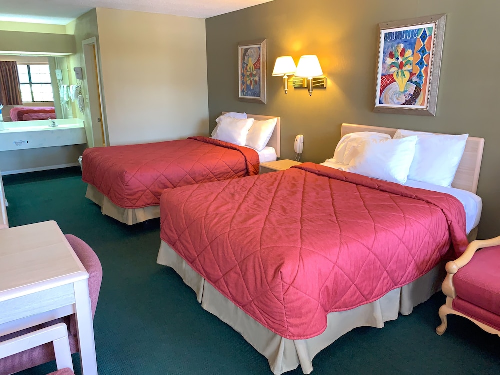 Room, 2 Queen Beds, Non Smoking - Photo 5