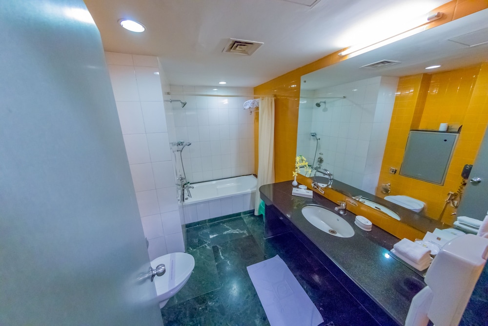 Royal Suite, 1 King Bed, Bathtub, City View photo 2