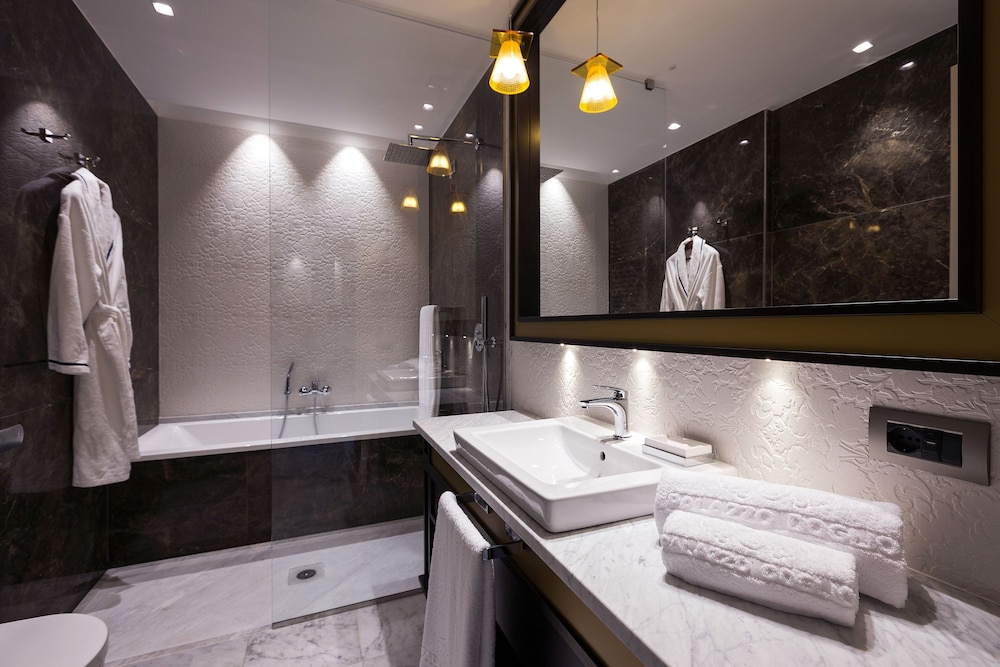 Deluxe Room - Photo 6
