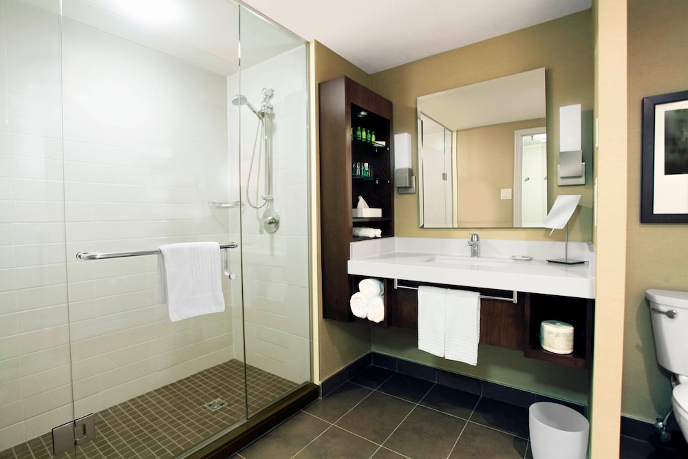 Signature Room, 1 King Bed, City View (Signature Club) thumbnail 5