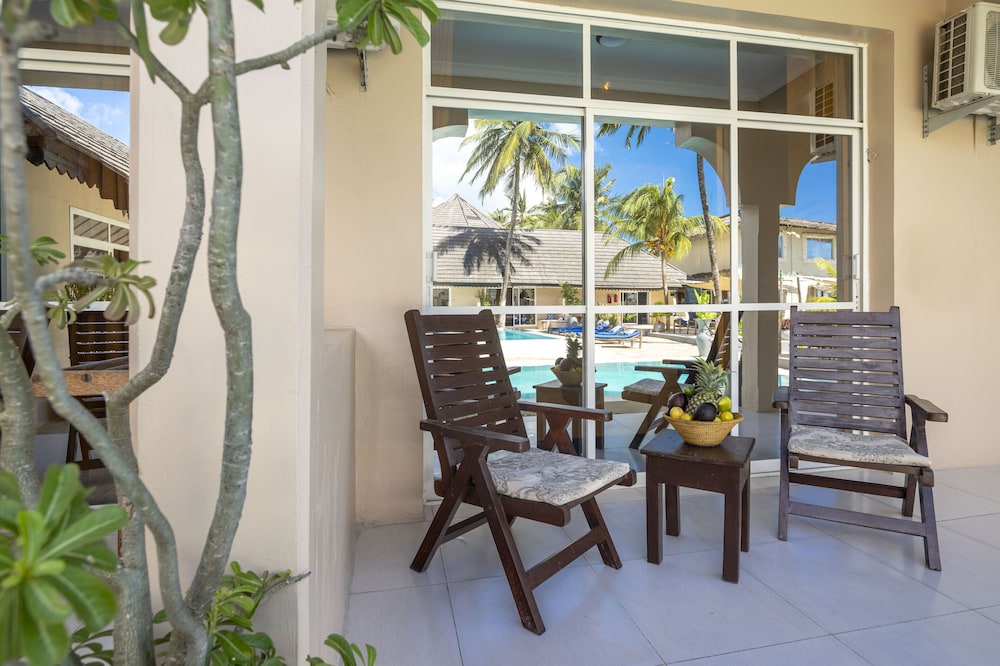 Two Bedroom Sea / Pool View Apartment photo 3