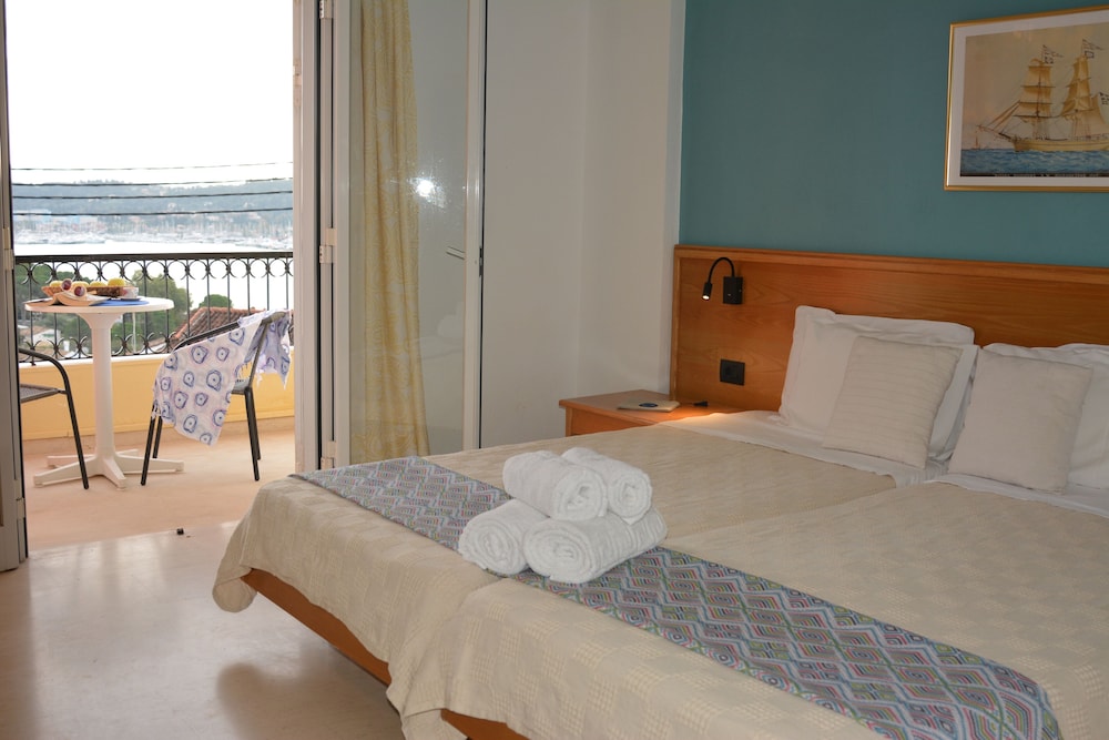 Twin Room with Sea View photo 3