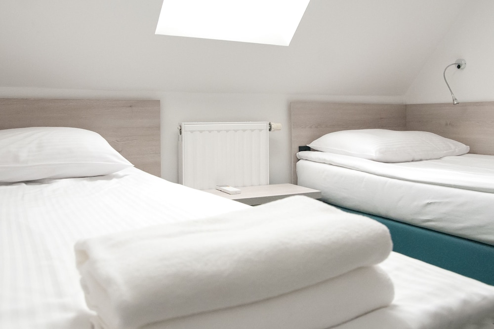 Economy Twin Room photo 2