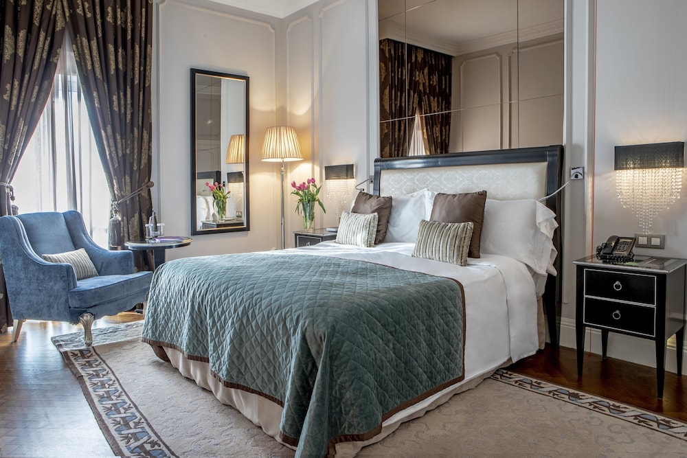 Classic Room, 1 King Bed, Accessible - Photo 1