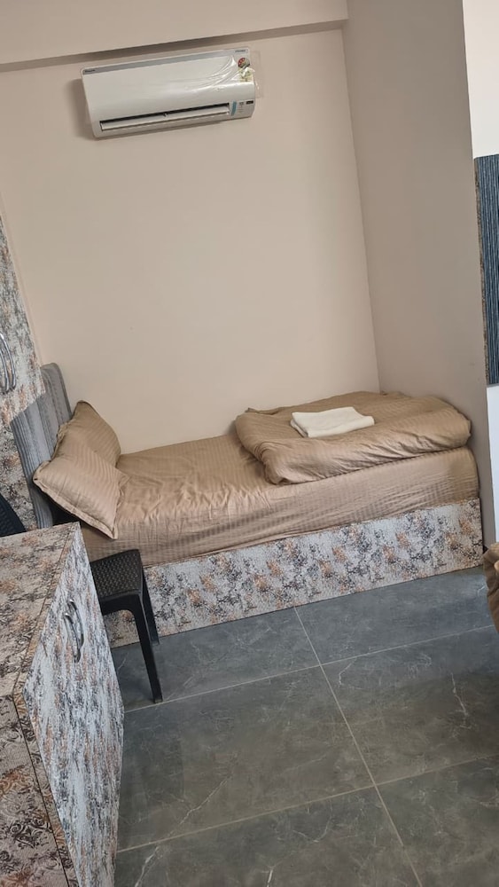 Classic Triple Room, City View photo 3
