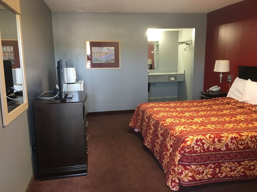 Room, 1 King Bed, Non Smoking - Photo 6