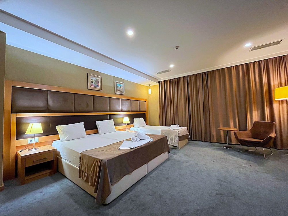 Triple Room, Pool Access, City View photo 3