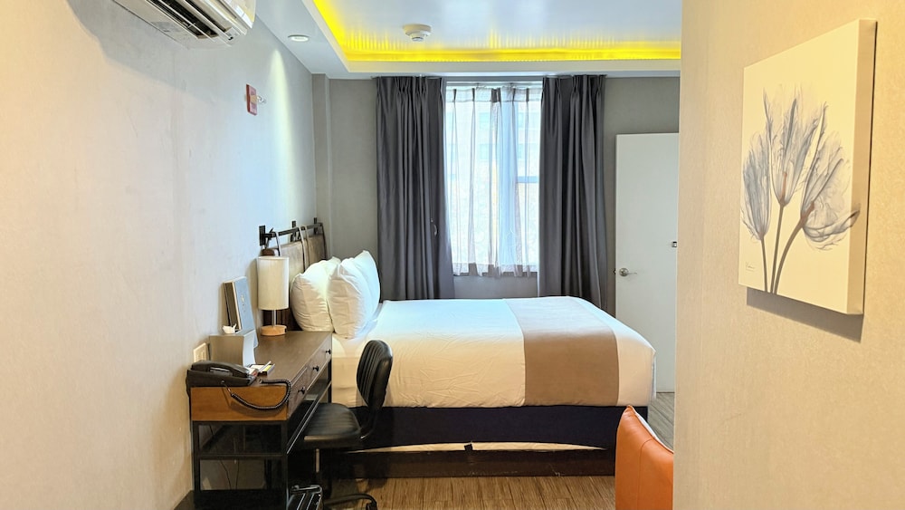 Suite, 1 Queen Bed, Accessible