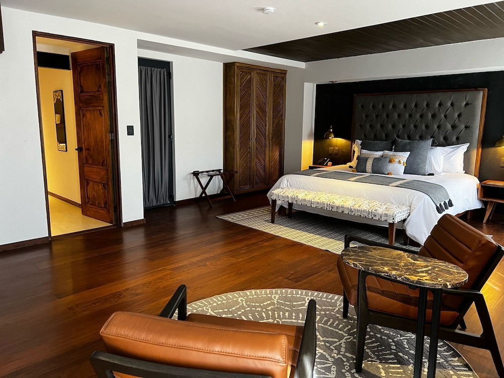 Superior Suite, 1 King Bed - Photo 1
