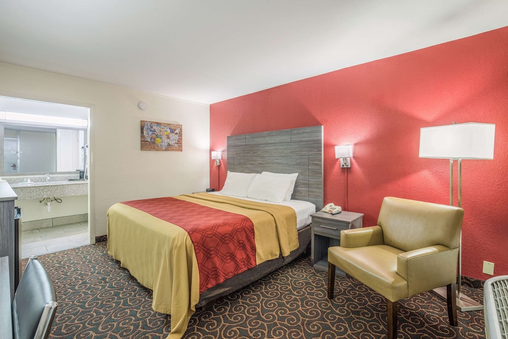 Standard Room, 1 King Bed, Non Smoking - Photo 1