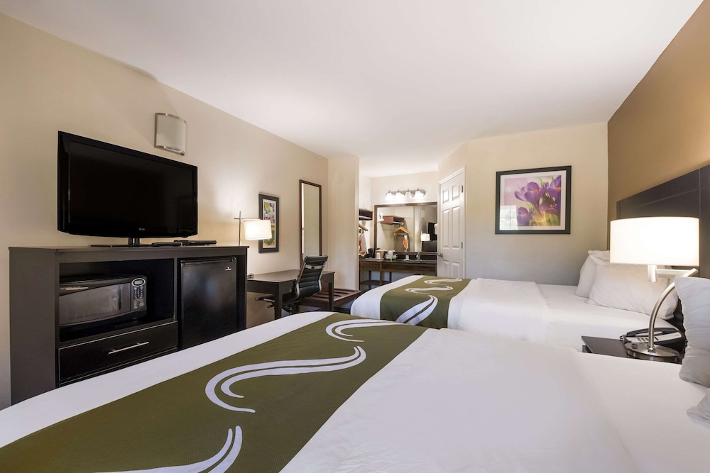 Standard Room, 2 Double Beds, Smoking - Photo 5